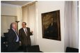 José Antonio Arana Martija enseñandole a Xabier Arzallus el aceite hecho por Ángel Larroquek de Felix Landaburu